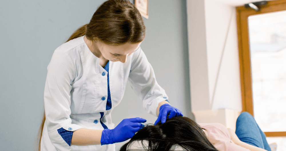 Santé capillaire : quand et pourquoi consulter un dermatologue spécialiste des cheveux ?