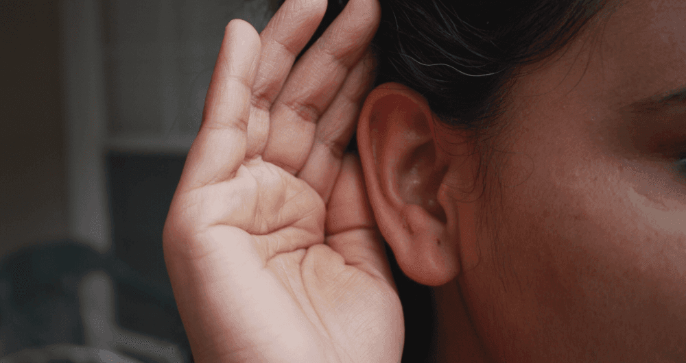 Sensation d'oreille bouchée et acouphènes : symptômes et solutions